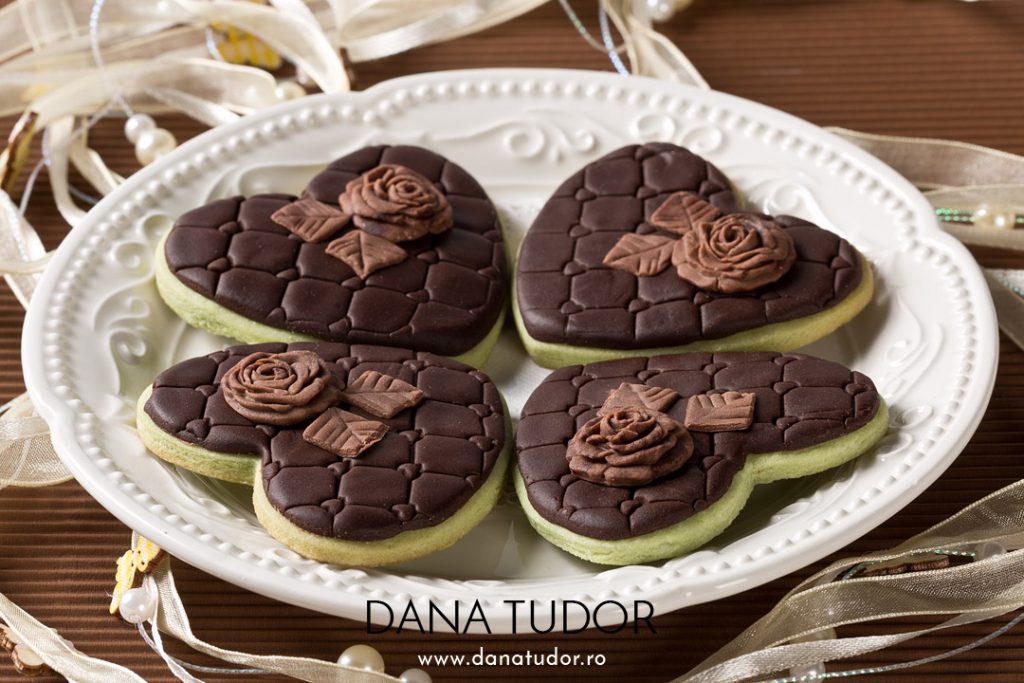 Biscuiti inimioare decorati cu ciocolata plastica